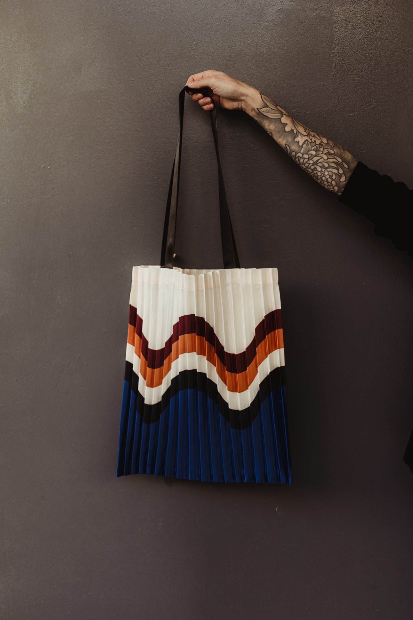 Sac Totebag en Soie Plissé - La Vague de Couleurs