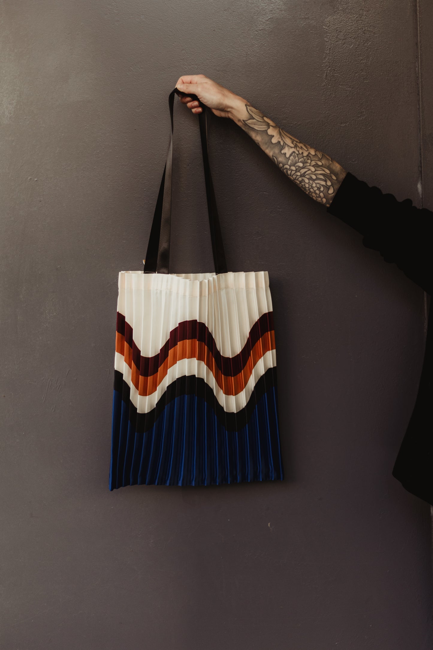 Sac Totebag en Soie Plissé - La Vague de Couleurs