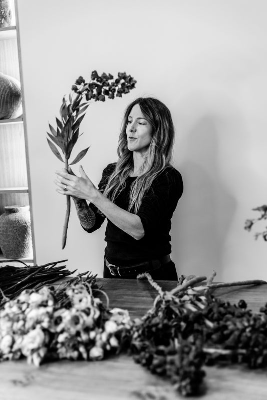 Atelier Floral - Composition piquée, déstructurée et asymétrique dans un contenant en céramique