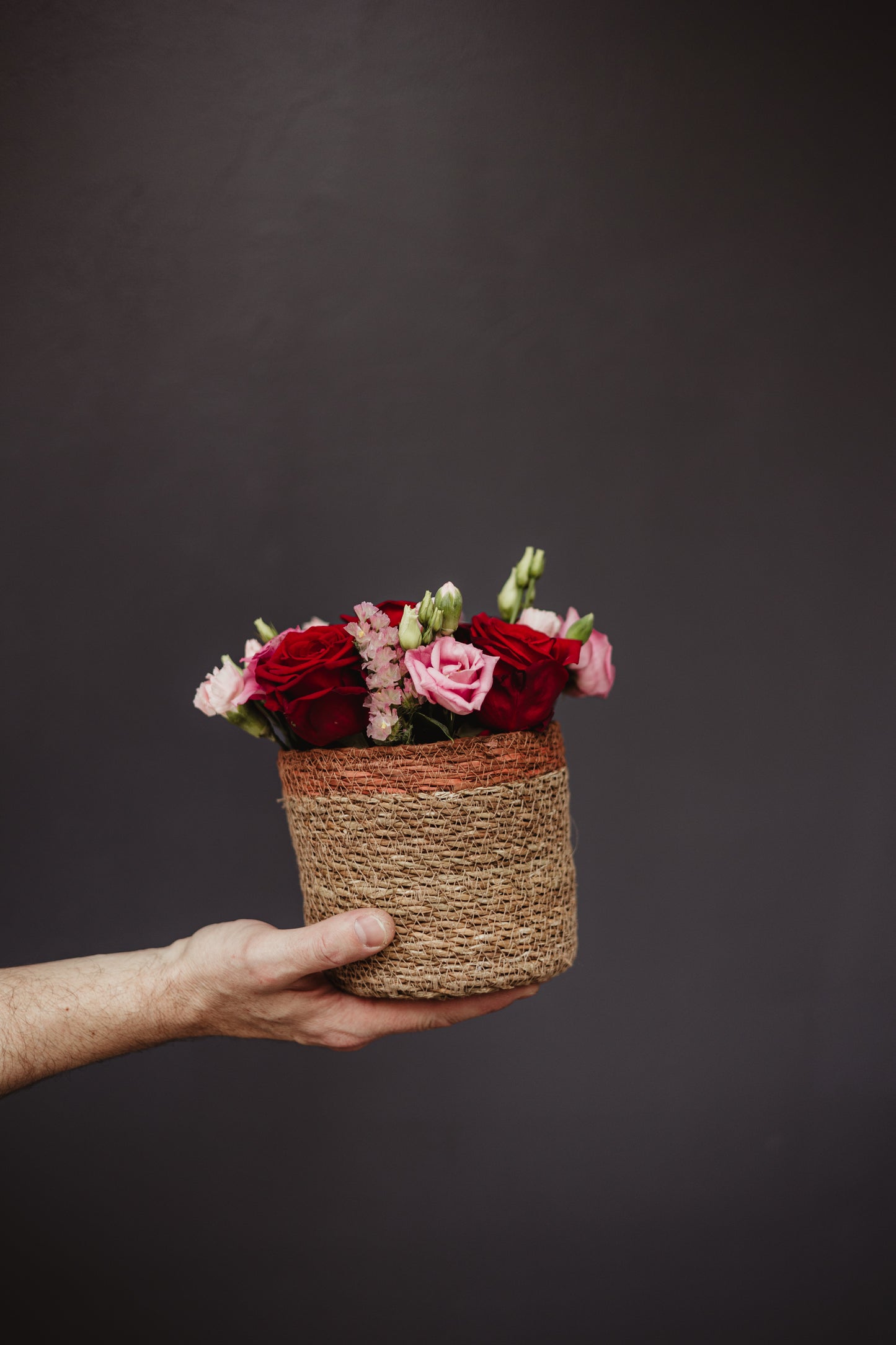 1 petite corbeille roses & fleurs mélangées