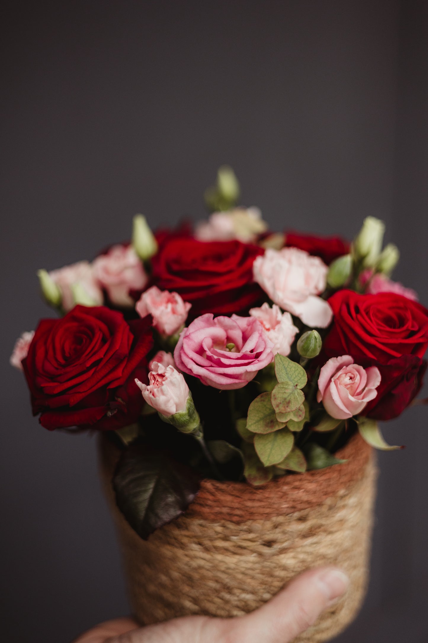 1 petite corbeille roses & fleurs mélangées